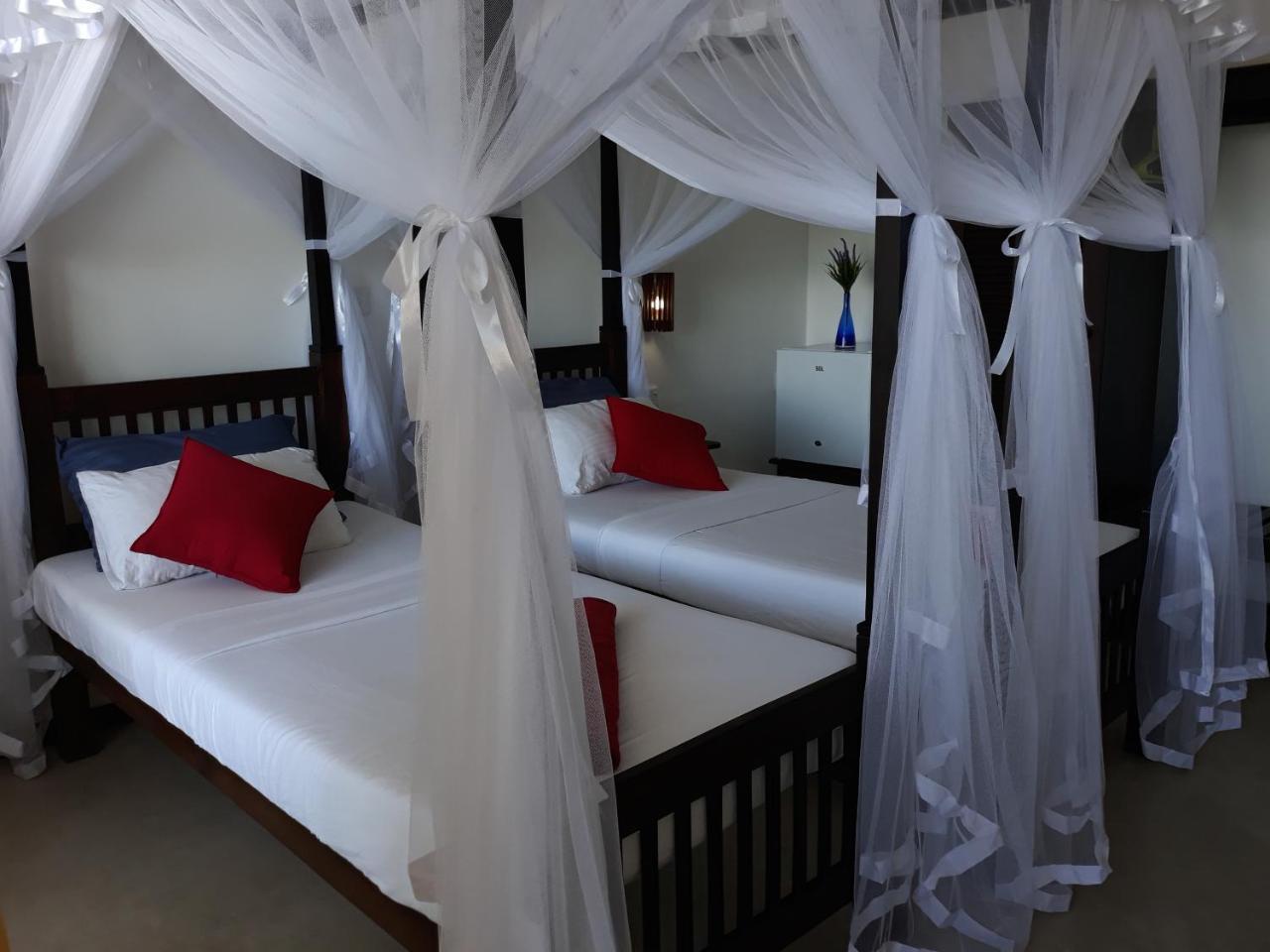 Copacabana Beach Hotel ヒッカドゥワ エクステリア 写真