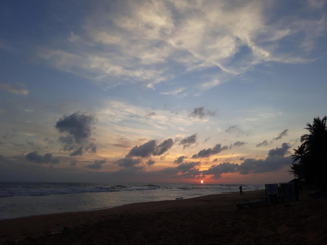 Copacabana Beach Hotel ヒッカドゥワ エクステリア 写真